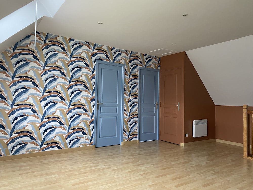 Salon rénové papier peint dans la Manche
